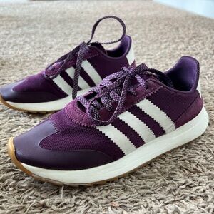 Adidas sneakers excellent condition. Size 6. Plum color